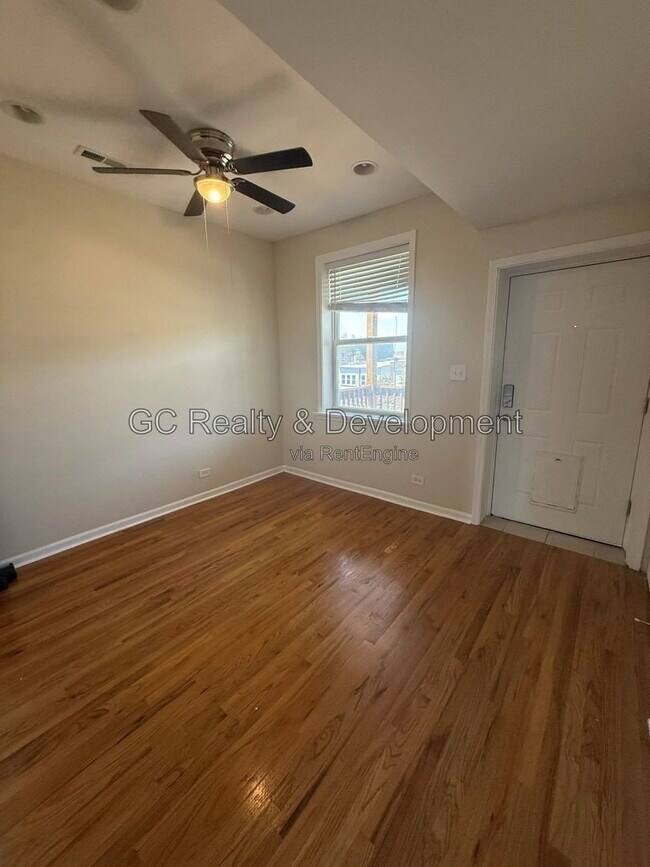 Foto del edificio - 4842 N Albany Ave