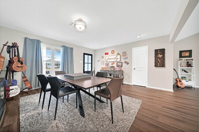 Foto del edificio - Charming 4-Bed Home with Granite Elegance in Sugar Land