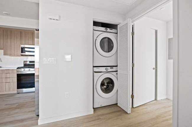 Building Photo - Thrive on 7th