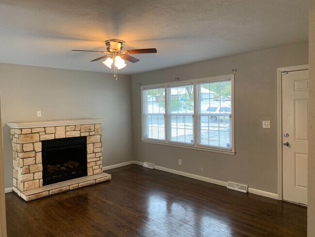 Building Photo - Large 4Bed/2Bath +Flex Space 2050sqft with...