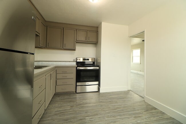 Building Photo - Pet Friendly Kearns Home