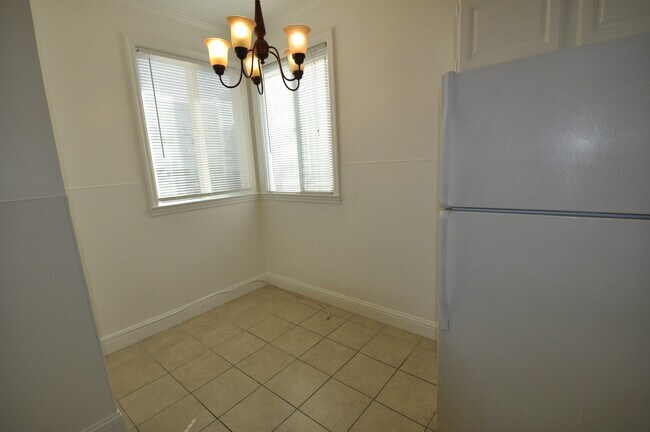 Cozy breakfast nook. - 272 88th St
