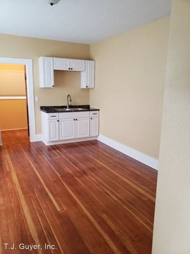 Building Photo - 561 NW Rhode Island Pl