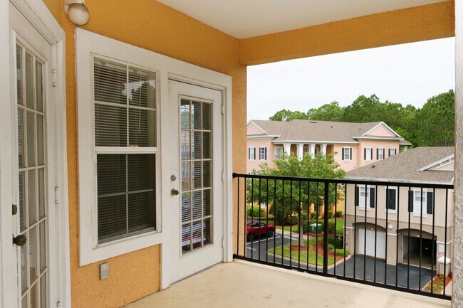 Foto del edificio - Spacious 2 bed 2 bath condo, split floorplan on the 3rd floor! Gated community at Mosaic at Millenia