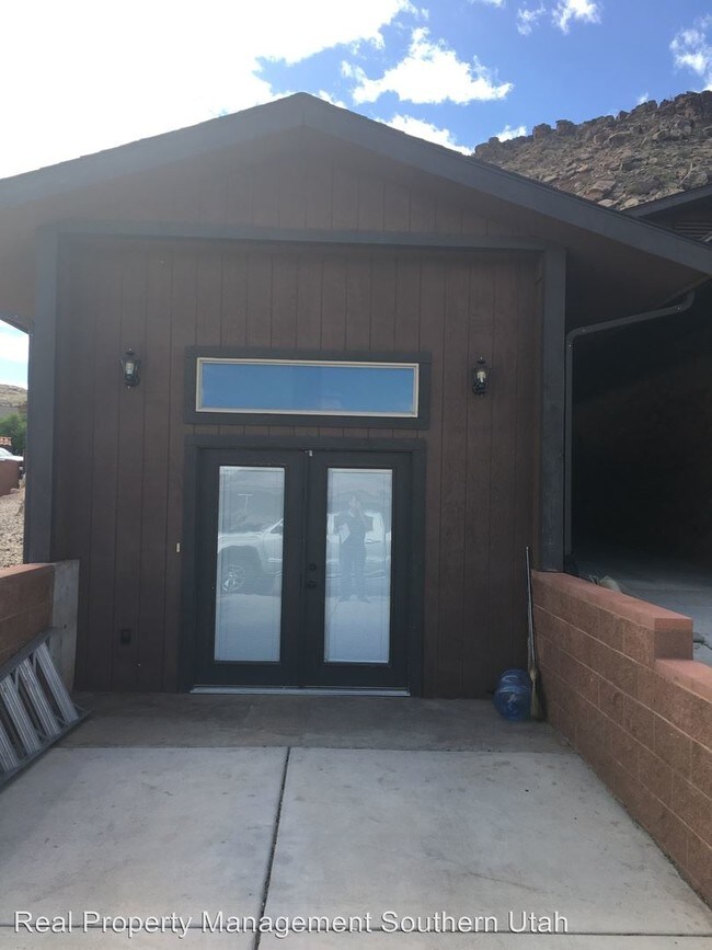 Building Photo - 2800 Escalante Dr
