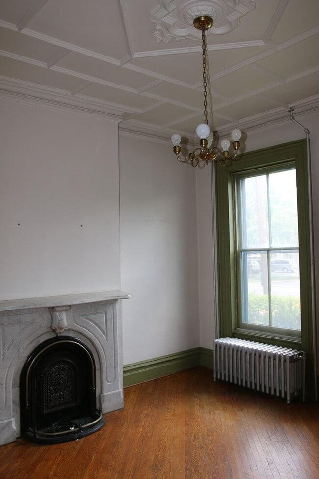 Building Photo - 125 W Green St