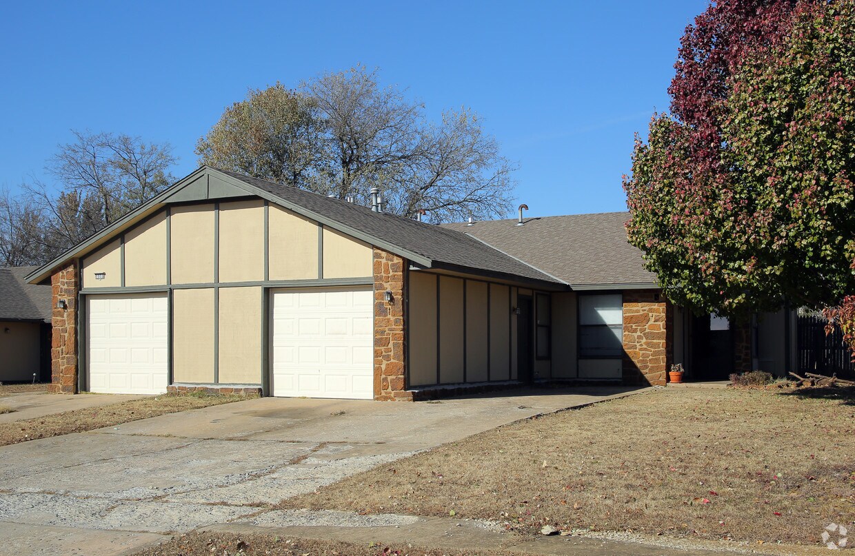Primary Photo - 704-811 E Toledo St