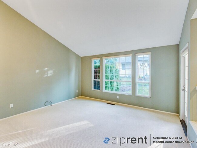 Building Photo - 2 br, 2.5 bath Townhome - 11405 Southeast ...