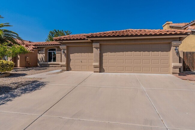 Foto del edificio - Bright & Beautiful 3bd 2ba + 3 Car Garage ...
