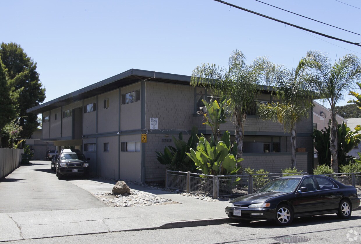 Primary Photo - 2743 Nicol Ave