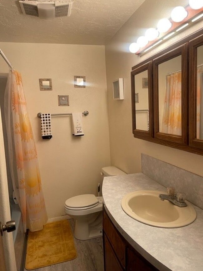 Building Photo - 2 bedroom 1 bathroom Move-in Ready!