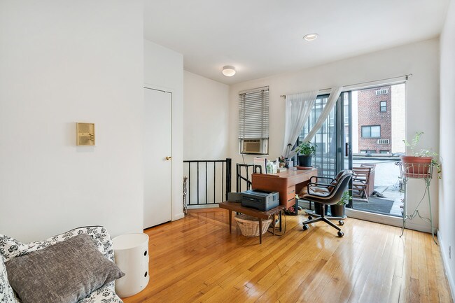 Building Photo - 43 W 85th St