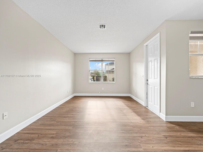 Foto del edificio - 1049 NE 42nd Pl