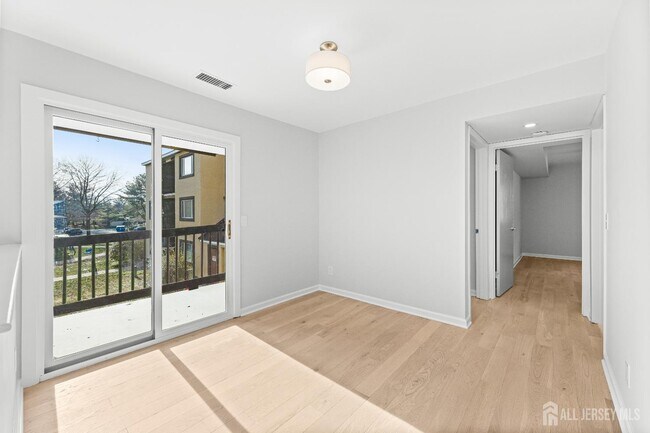 Building Photo - 3226 Sayre Dr