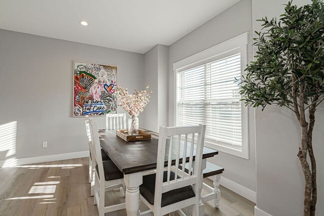 Building Photo - Fully Furnished Townhome – Utilities & WiF...