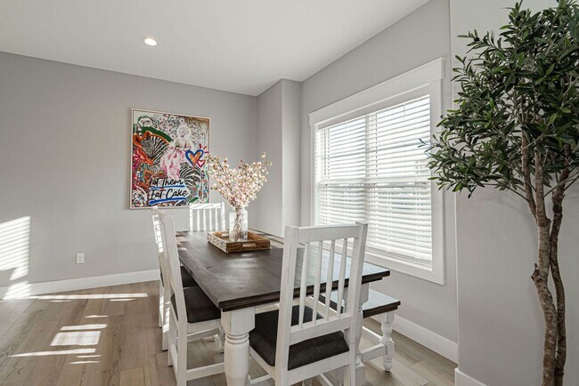 Foto del edificio - Fully Furnished Townhome – Utilities & WiFi Included!