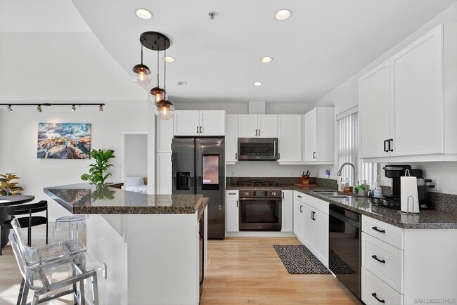 Building Photo - 555 Front St