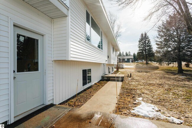 Building Photo - 933 Valley View Dr