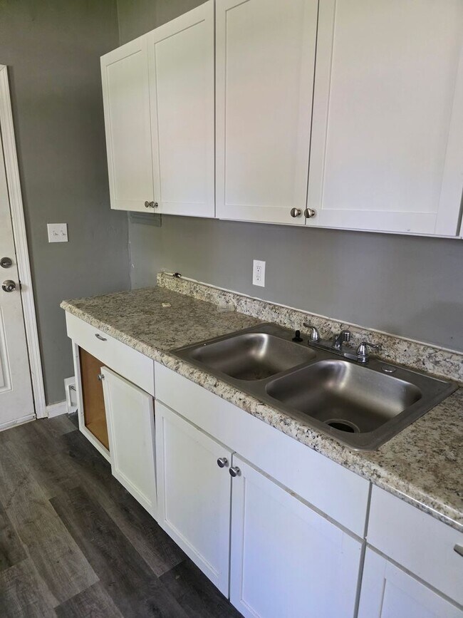 Building Photo - Nicely Updated 3BD/1BA Ready Now