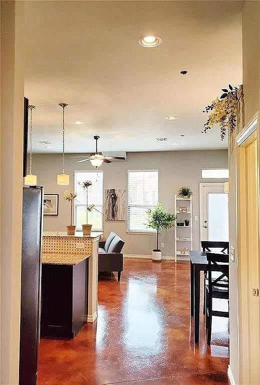 Building Photo - 477 S Fretz Ave