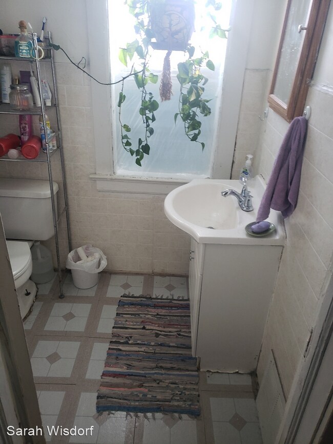 Building Photo - 3 br, 1 bath House - 708 E 6th Street