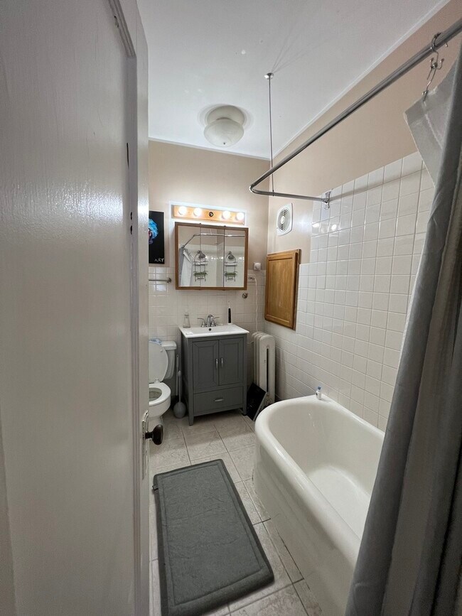 Building Photo - 449 W St James Pl