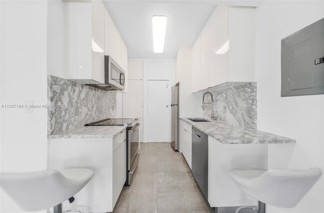 Foto del edificio - 2463 Pine Tree Dr