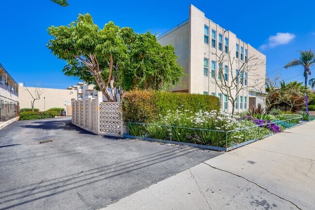 Building Photo - 537 E Hyde Park Blvd