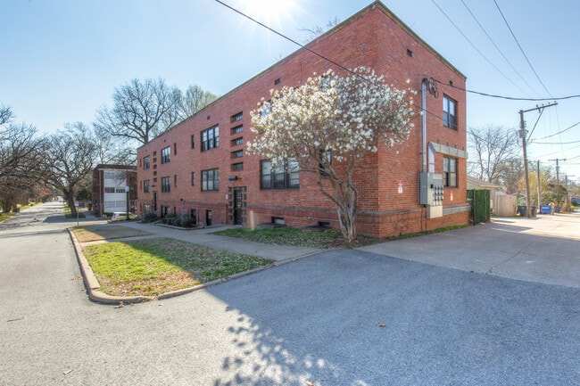 Building Photo - 1524 E 17th St