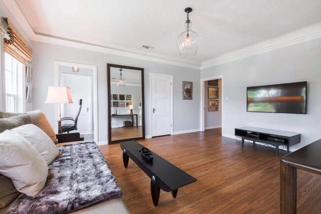 Living Room - Zen Modern - 1125 S Orange Dr