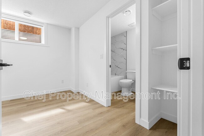 Photo du bâtiment - 15935-15106 106 Ave NW