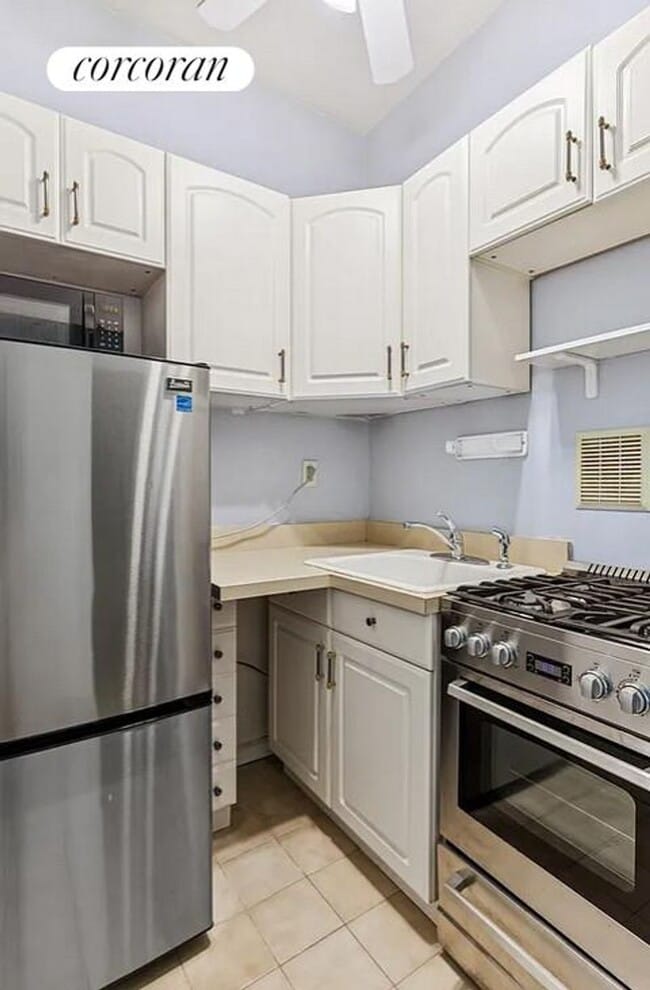 Building Photo - 220 E 87th St