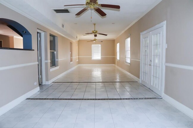 Building Photo - 7331 Greenwood Point Dr