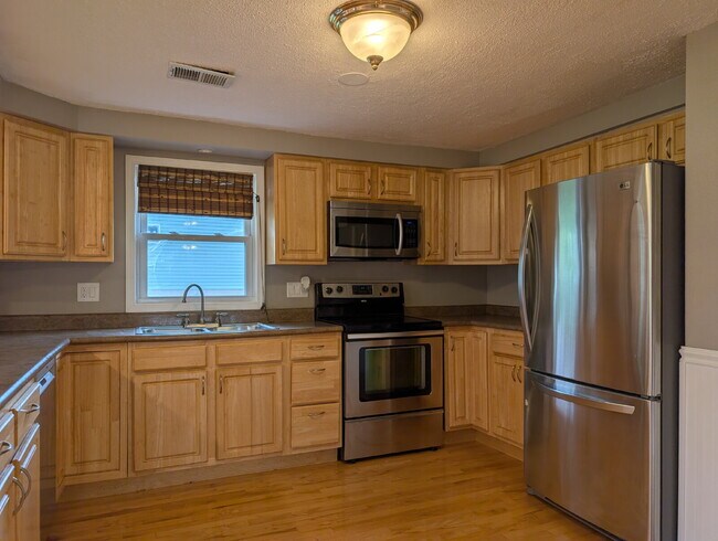 Foto del edificio - Beautiful 5 Bedroom 2 Bathroom Neenah Lake Home
