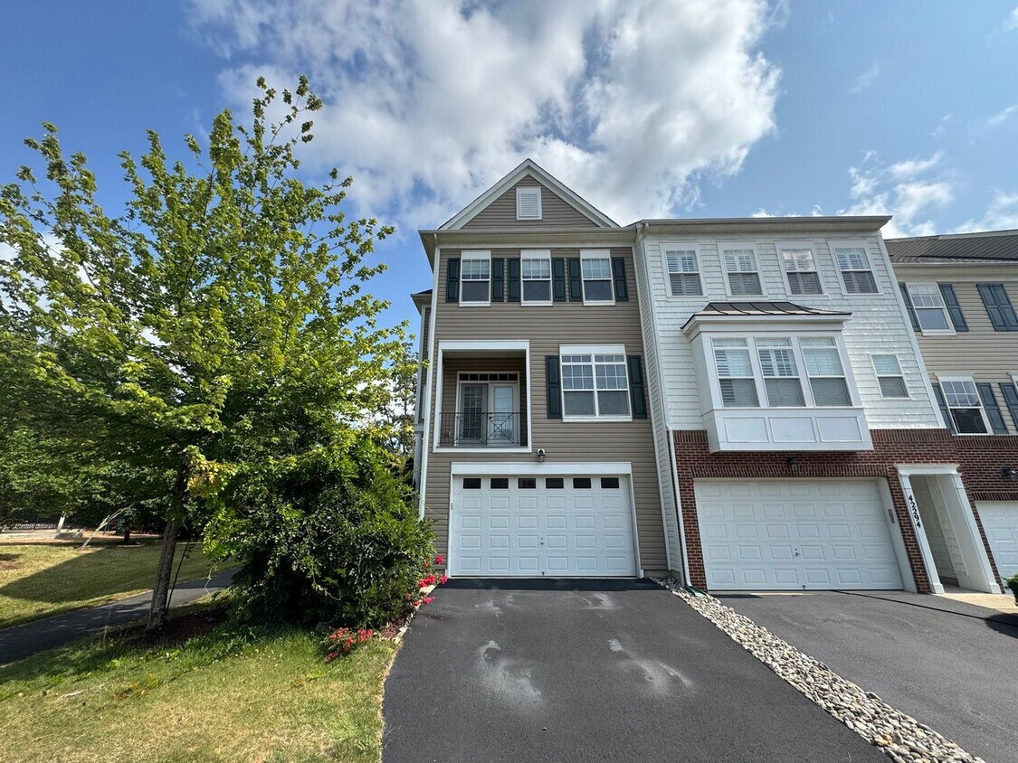 Foto principal - Luxurious 3 Bed 2.5 Bath End-Unit Townhome...