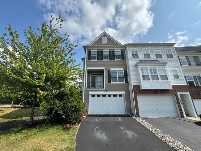 Luxurious 3 Bed 2.5 Bath End-Unit Townhome... - Luxurious 3 Bed 2.5 Bath End-Unit Townhome...