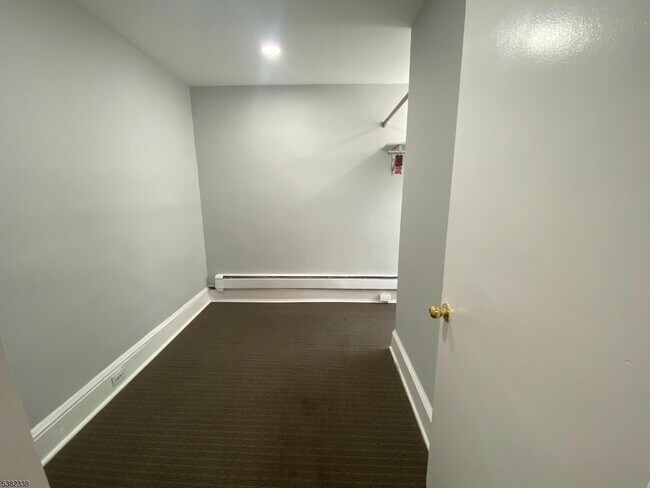 Foto del edificio - 241 Parker Ave