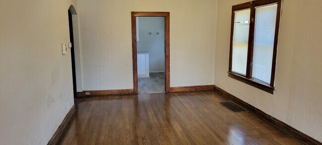 Building Photo - VERY SPACIOUS 3 bedroom single family for ...