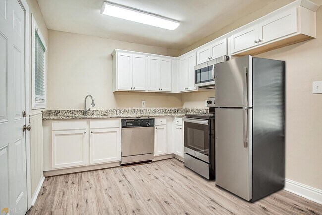 Building Photo - 858 Commodore Dr NW