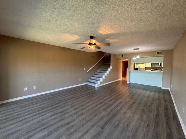 Foto del edificio - 3BR 3BA Townhome w/ Beach View +  Pool + Updated Kitchen + Balcony/Patio in Hidden Harbour