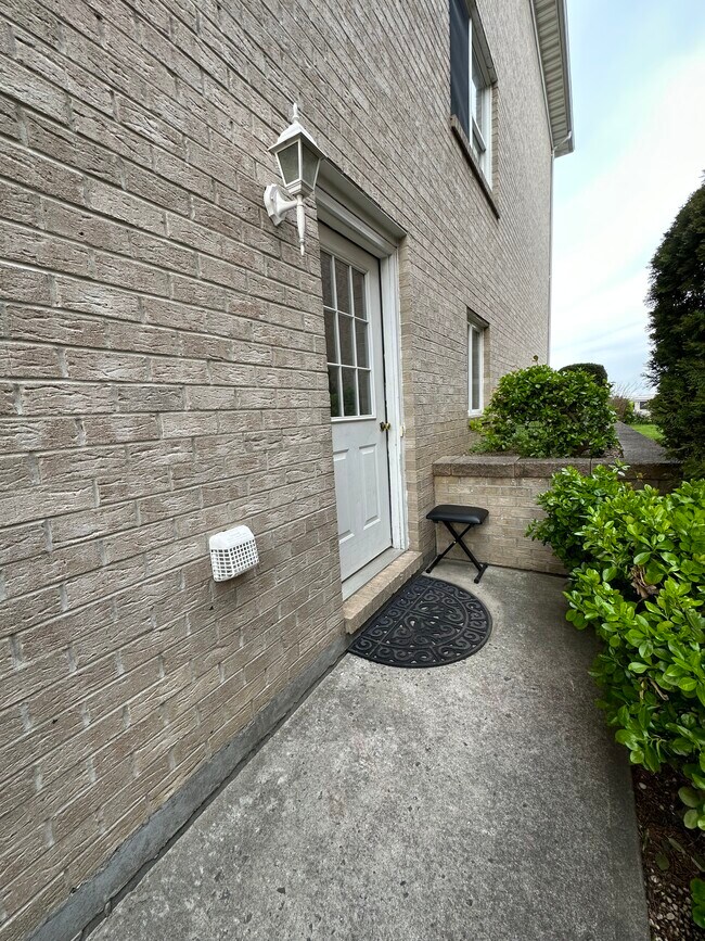 Private Entrance - 14 Smart Ave