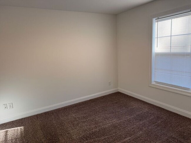 Building Photo - Like new home!! Convenient location near the reseach campus!