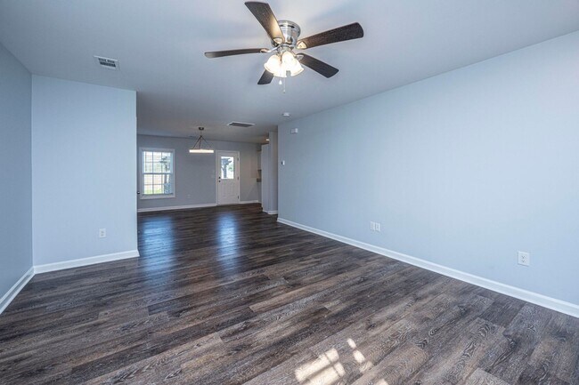 Foto del edificio - **COMPLETLEY RENOVATED** 4 Bed, 3 Bath Hom...