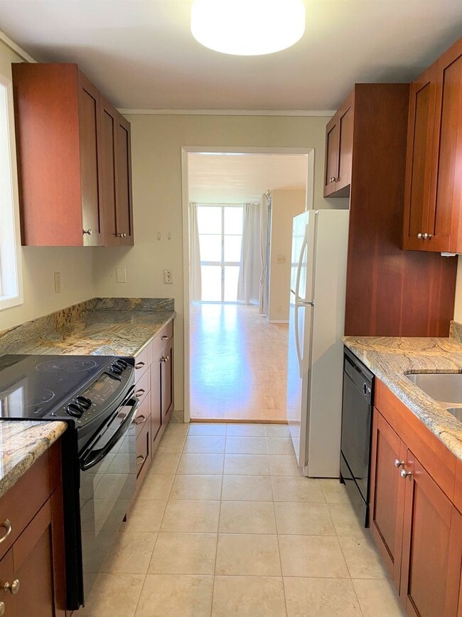 Building Photo - Rarely Available Haleloa II - 3/2/2