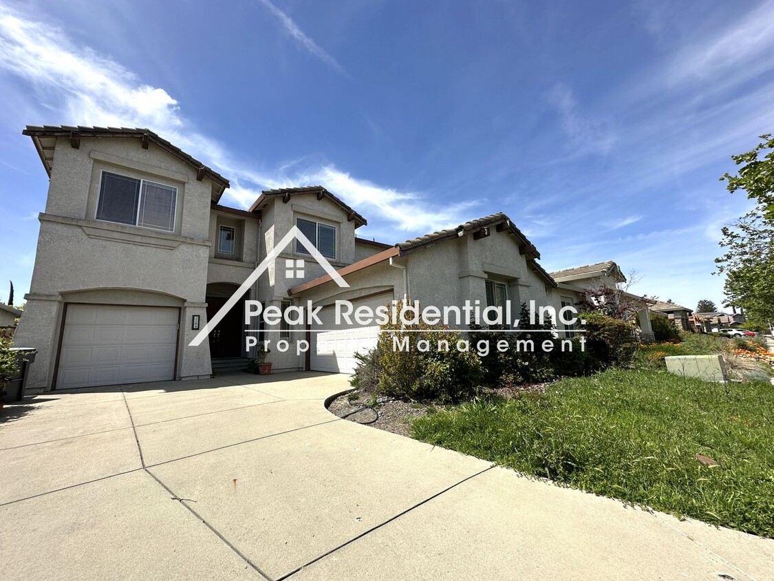 Foto principal - Spacious 4bd/3.5ba West Sacramento Home wi...