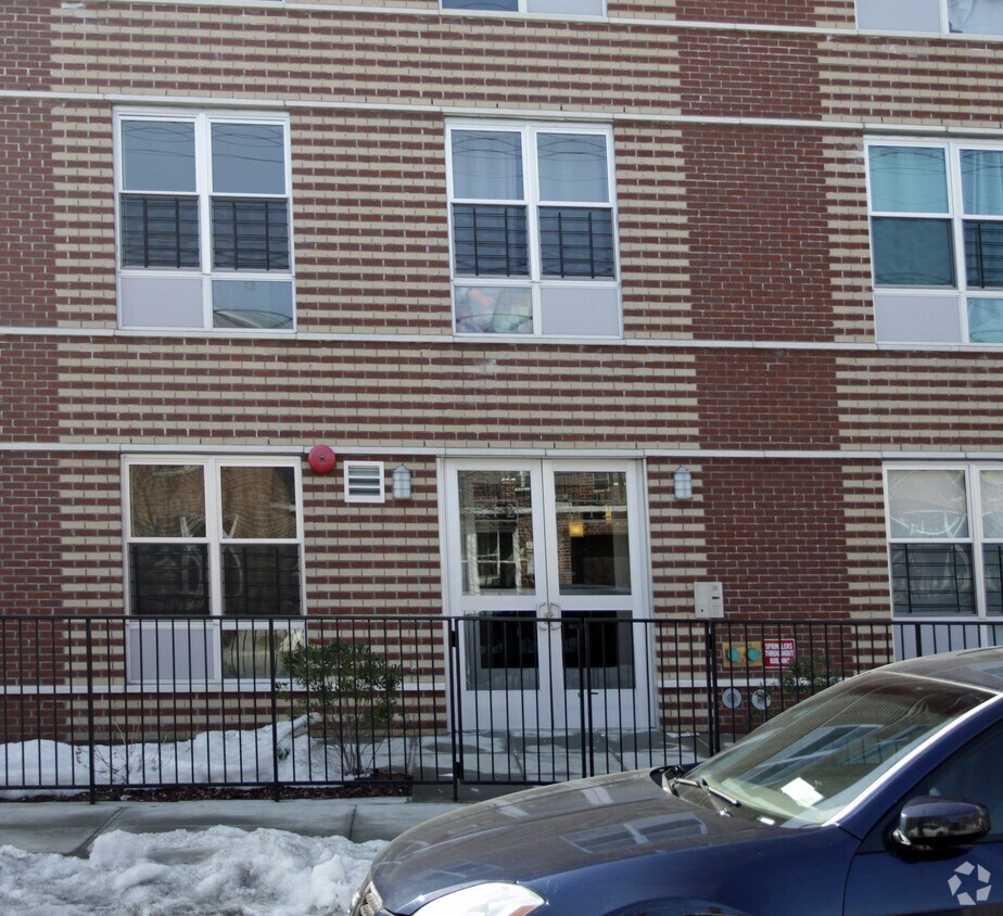 Building Photo - 812 E 231st