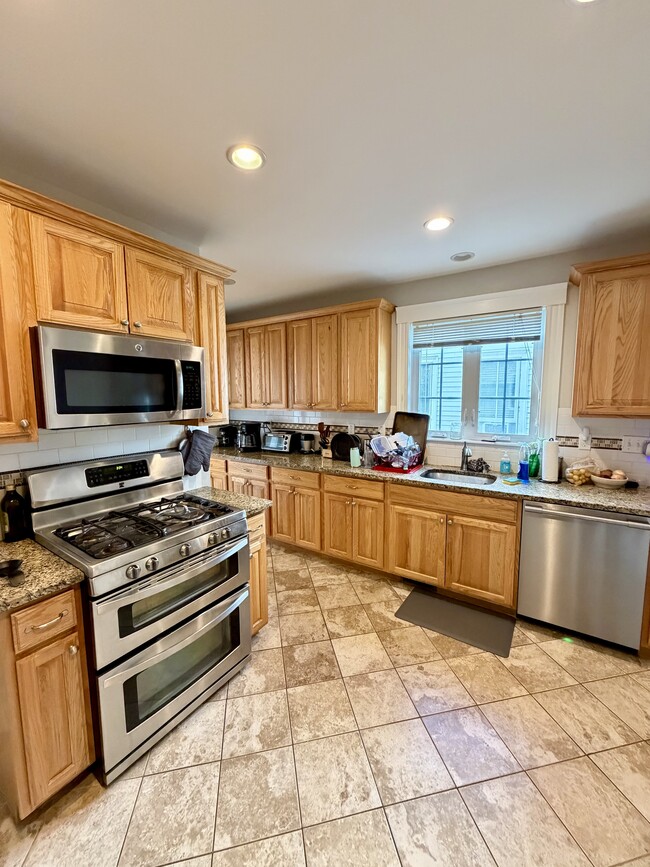 Building Photo - 70 Thorndike St