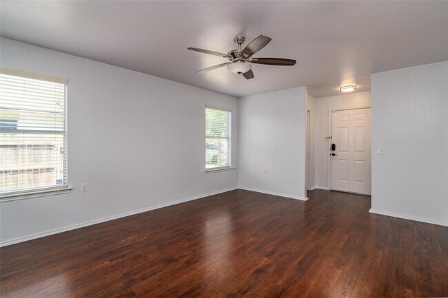 Foto del edificio - 608 Colonial Park Blvd