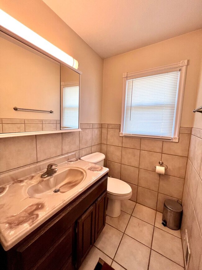 Building Photo - Beautiful 3 bed, 2 bath, 2 car garage