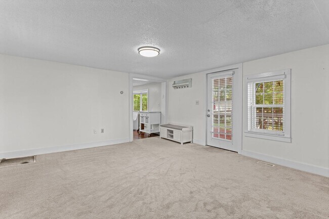 Foto del edificio - Updated Farmhouse in Wake Forest with scen...
